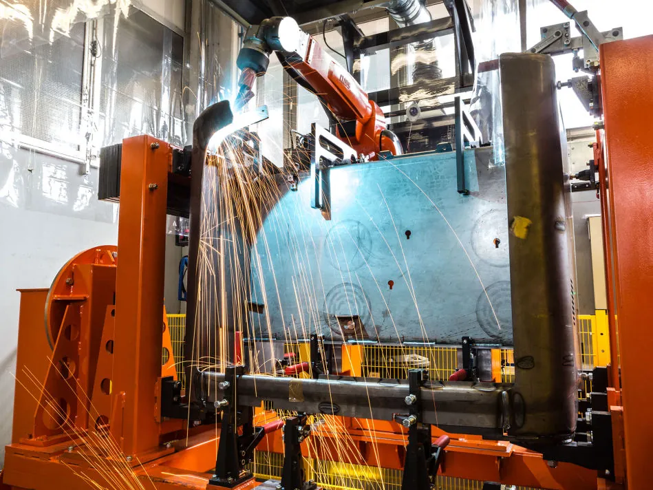 Robot di saldatura tra le scintille nello stabilimento Verona Lamiere